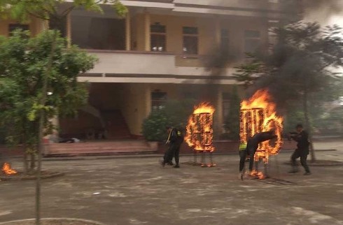 Cảnh sát cơ động giải cứu con tin trong trường học - ảnh 3
