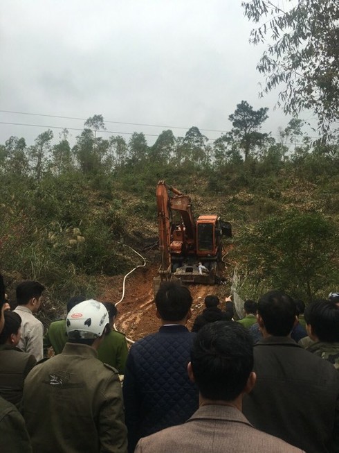 Lạng Sơn: Gầu máy xúc vướng dây điện, 2 người tử vong - ảnh 1