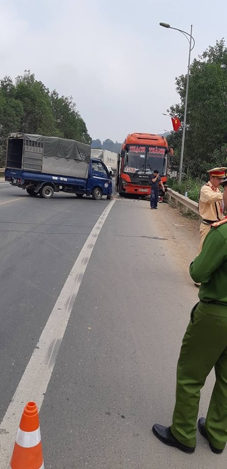 Xe máy quay đầu đâm liên hoàn 2 ô tô, một người tử vong - ảnh 1