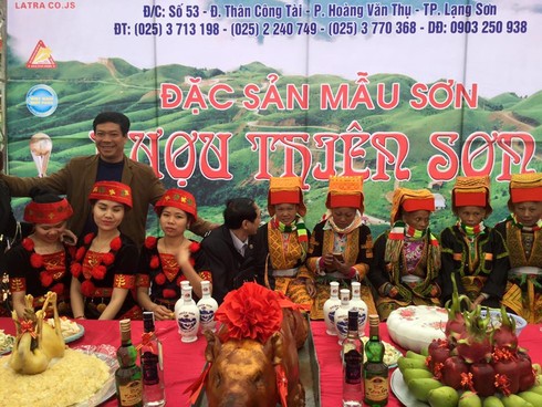 Bày hàng trăm mâm cỗ đón đoàn rước kiệu ở Lạng Sơn - ảnh 4