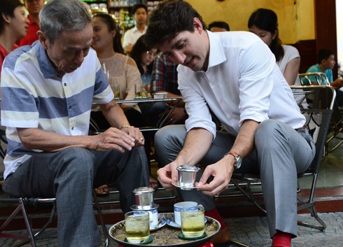 Thủ tướng Canada ngồi vỉa hè, uống cà phê phin Sài Gòn - ảnh 1
