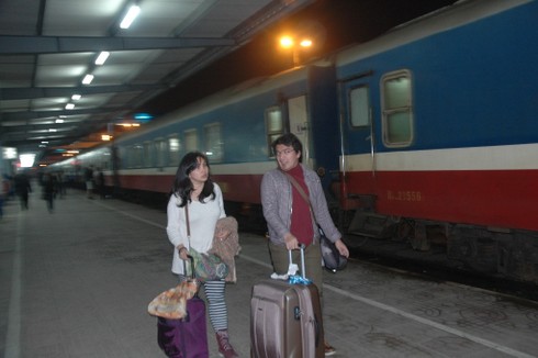 Bộ trưởng Thăng tiễn chuyến tàu cuối cùng trong năm - ảnh 6