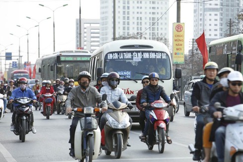 Hàng vạn người tiếp tục đổ về Hà Nội sau Tết - ảnh 16