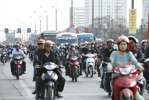 Hàng vạn người tiếp tục đổ về Hà Nội sau Tết - ảnh 17