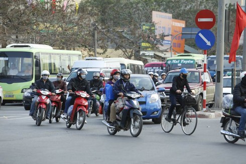 Hàng vạn người tiếp tục đổ về Hà Nội sau Tết - ảnh 18