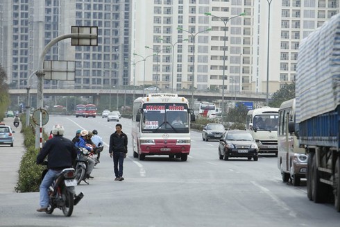 Hàng vạn người tiếp tục đổ về Hà Nội sau Tết - ảnh 20