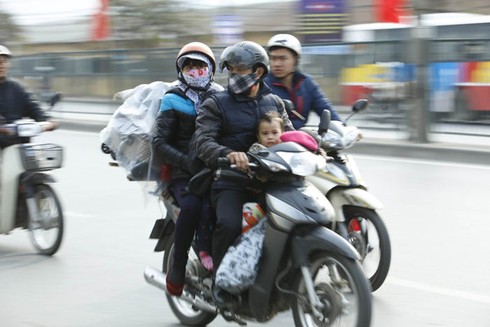 Hàng vạn người tiếp tục đổ về Hà Nội sau Tết - ảnh 2