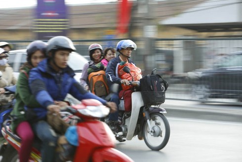 Hàng vạn người tiếp tục đổ về Hà Nội sau Tết - ảnh 4