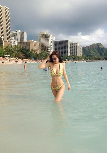 Mai Phương Thúy diện bikini tắm nắng ở Hawaii - ảnh 1