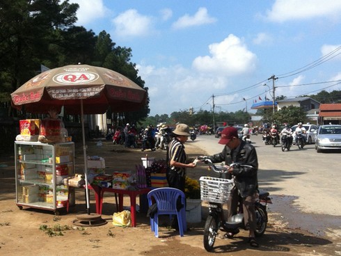 Tấp nập dịch vụ bán đồ lễ ngày đầu năm - ảnh 10