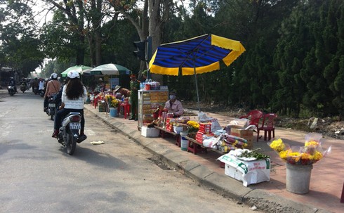 Tấp nập dịch vụ bán đồ lễ ngày đầu năm - ảnh 11