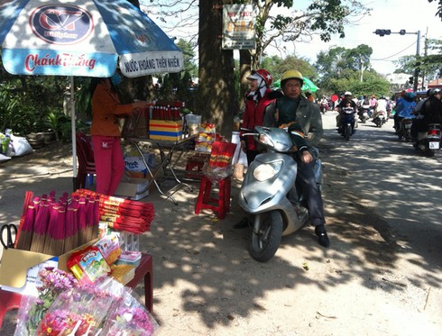 Tấp nập dịch vụ bán đồ lễ ngày đầu năm - ảnh 3