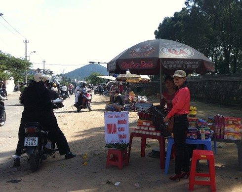 Tấp nập dịch vụ bán đồ lễ ngày đầu năm - ảnh 9