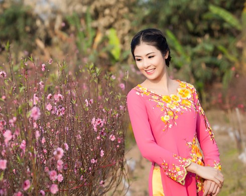 Ngọc Hân dịu dàng với áo dài họa tiết hoa đào - ảnh 4