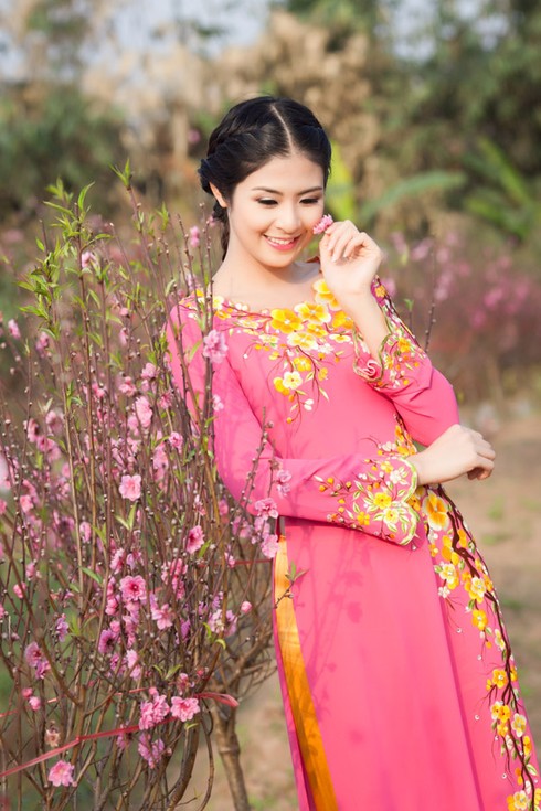 Ngọc Hân dịu dàng với áo dài họa tiết hoa đào - ảnh 3