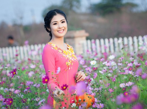 Ngọc Hân dịu dàng với áo dài họa tiết hoa đào - ảnh 2