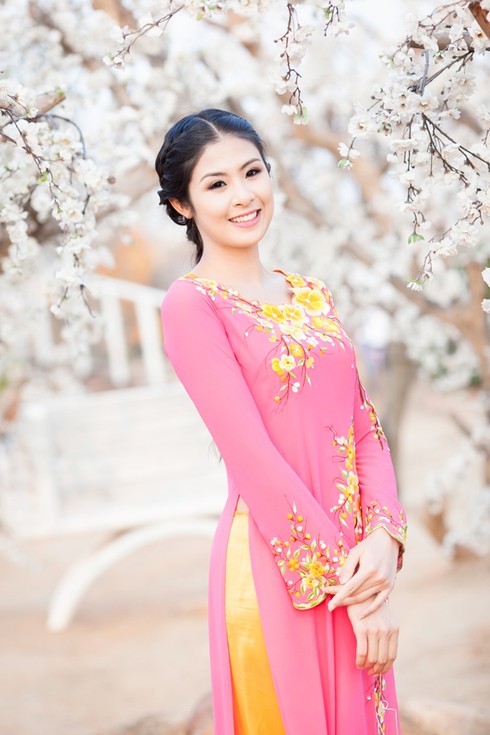 Ngọc Hân dịu dàng với áo dài họa tiết hoa đào - ảnh 1