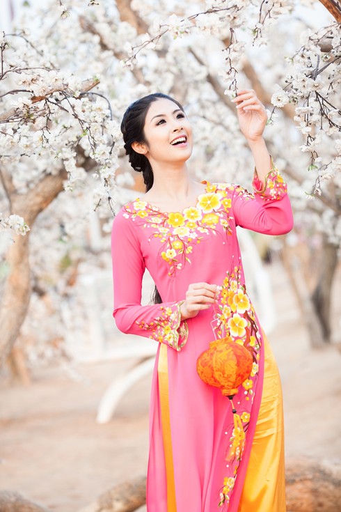 Ngọc Hân dịu dàng với áo dài họa tiết hoa đào - ảnh 12