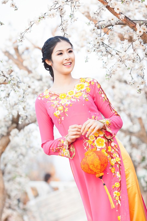 Ngọc Hân dịu dàng với áo dài họa tiết hoa đào - ảnh 11