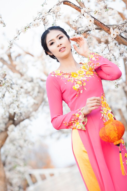Ngọc Hân dịu dàng với áo dài họa tiết hoa đào - ảnh 10