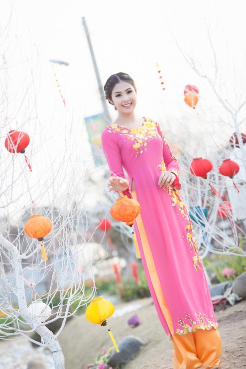 Ngọc Hân dịu dàng với áo dài họa tiết hoa đào - ảnh 7