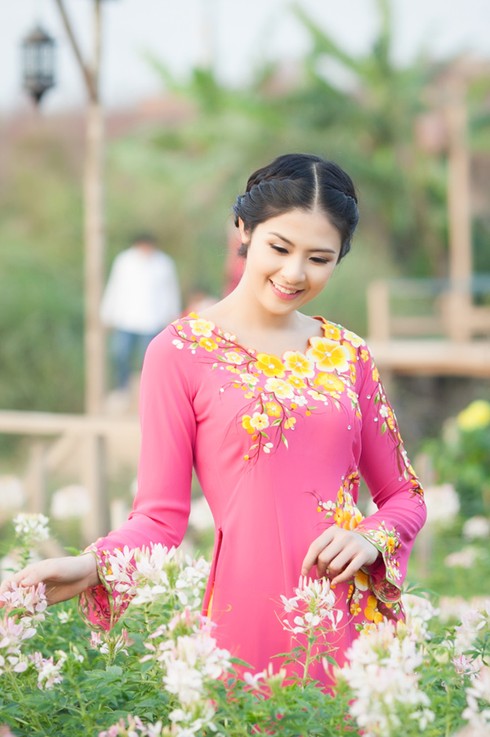Ngọc Hân dịu dàng với áo dài họa tiết hoa đào - ảnh 6