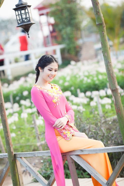 Ngọc Hân dịu dàng với áo dài họa tiết hoa đào - ảnh 5