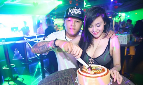 Bà Tưng lại khoe ngực 'khủng' ở tiệc sinh nhật bạn - ảnh 6