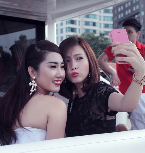 Thúy Ngân gợi cảm tổ chức tiệc sinh nhật trên du thuyền - ảnh 6