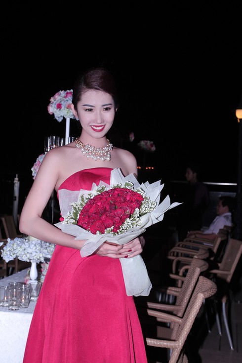 Thúy Ngân gợi cảm tổ chức tiệc sinh nhật trên du thuyền - ảnh 12