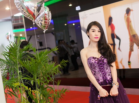 Quế Vân vai trần gợi cảm lái xế hộp đỏ chót - ảnh 4