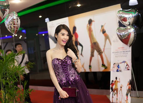 Quế Vân vai trần gợi cảm lái xế hộp đỏ chót - ảnh 5