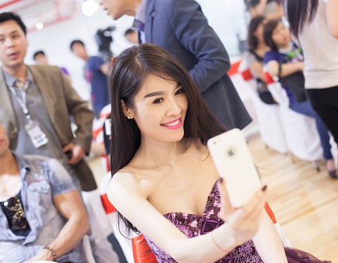 Quế Vân vai trần gợi cảm lái xế hộp đỏ chót - ảnh 2