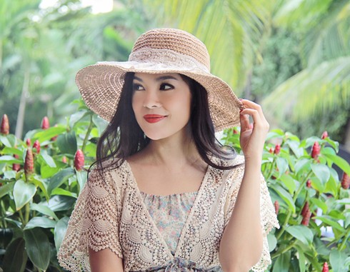 Dương Cẩm Lynh dịu dàng, nữ tính bên hồ bơi - ảnh 9