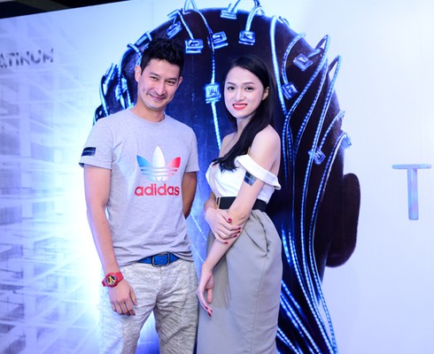 Hương Giang Idol trễ nải vòng 1 gợi cảm ở rạp phim - ảnh 3