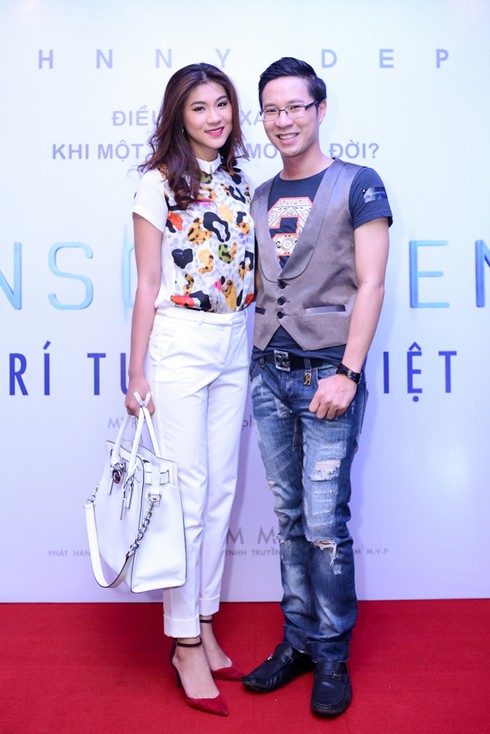 Hương Giang Idol trễ nải vòng 1 gợi cảm ở rạp phim - ảnh 4