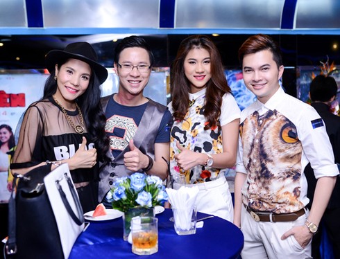 Hương Giang Idol trễ nải vòng 1 gợi cảm ở rạp phim - ảnh 9