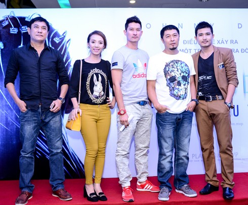 Hương Giang Idol trễ nải vòng 1 gợi cảm ở rạp phim - ảnh 10