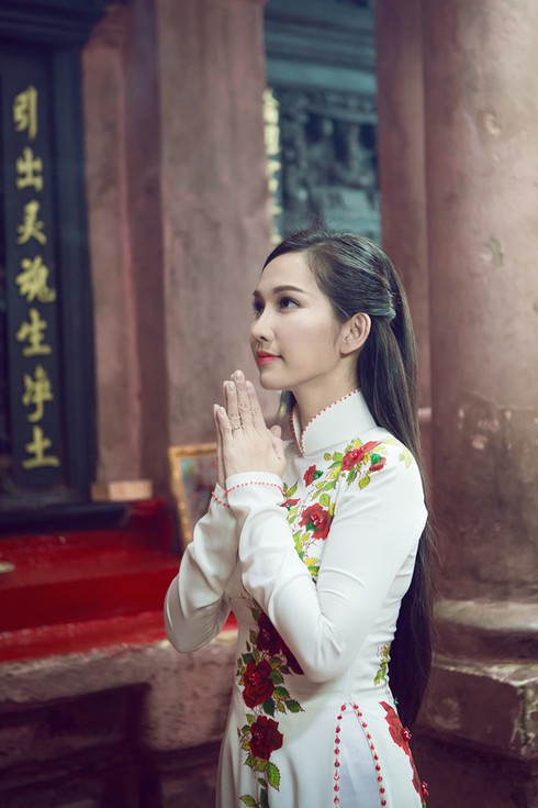 'Gái một con' Kim Hiền đẹp ngây ngất với áo dài - ảnh 1