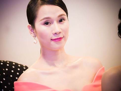 Thái Hà trễ nải quai váy, để lộ vòng 1 gợi cảm - ảnh 4