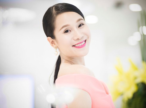 Thái Hà trễ nải quai váy, để lộ vòng 1 gợi cảm - ảnh 2
