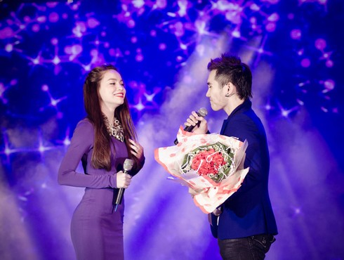 Thủy Tiên khoe eo, Hà Hồ kín mít - ảnh 9