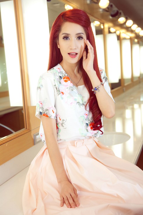 Khánh Thi mặc váy hoa, chu môi xì-tin như thiếu nữ - ảnh 3