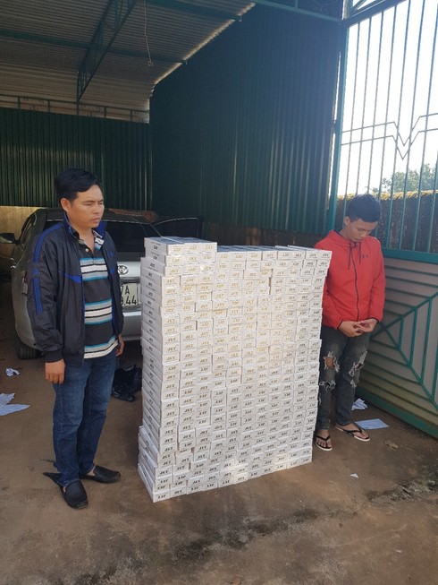 Cảnh sát giao thông bắt xe chở thuốc lá lậu - ảnh 1