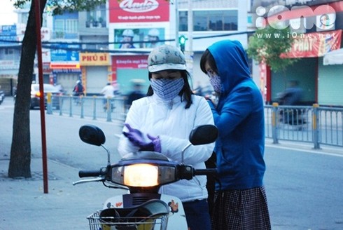 Teen Sài thành co ro đi học trong thời tiết 18 độ - ảnh 1
