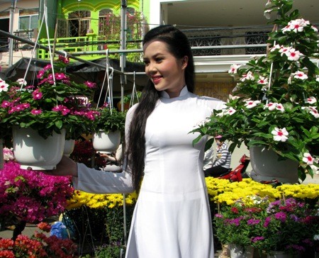 Hoa khôi SV Cần Thơ khoe sắc cùng hoa Xuân bến Ninh Kiều - ảnh 10