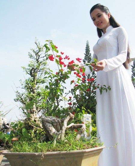Hoa khôi SV Cần Thơ khoe sắc cùng hoa Xuân bến Ninh Kiều - ảnh 11
