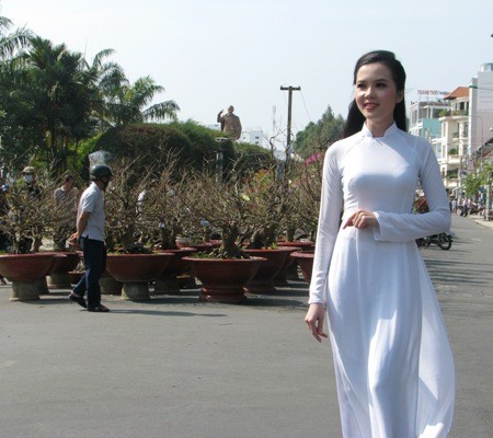 Hoa khôi SV Cần Thơ khoe sắc cùng hoa Xuân bến Ninh Kiều - ảnh 1