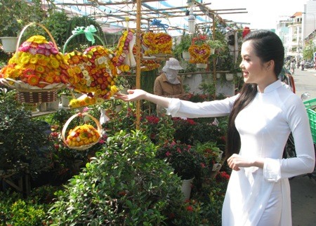 Hoa khôi SV Cần Thơ khoe sắc cùng hoa Xuân bến Ninh Kiều - ảnh 2