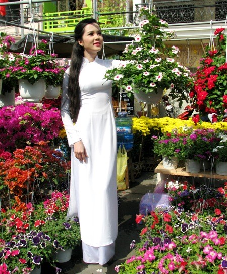Hoa khôi SV Cần Thơ khoe sắc cùng hoa Xuân bến Ninh Kiều - ảnh 3